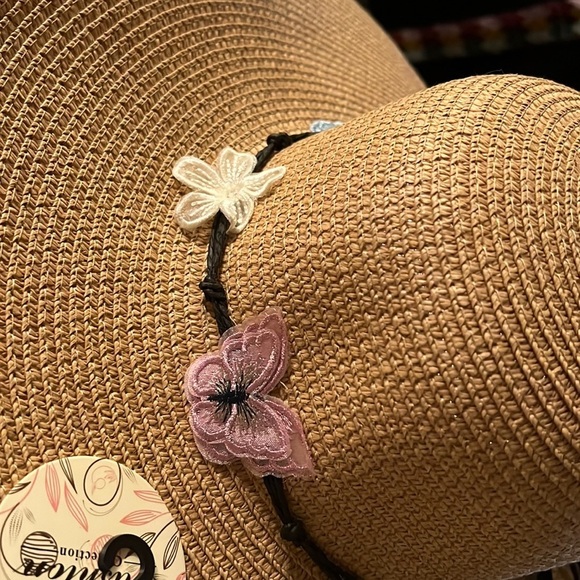 Floppy hat embellished with butterflies patches - Picture 4 of 5